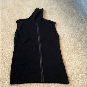 Sleeveless turtleneck sweater leather detail